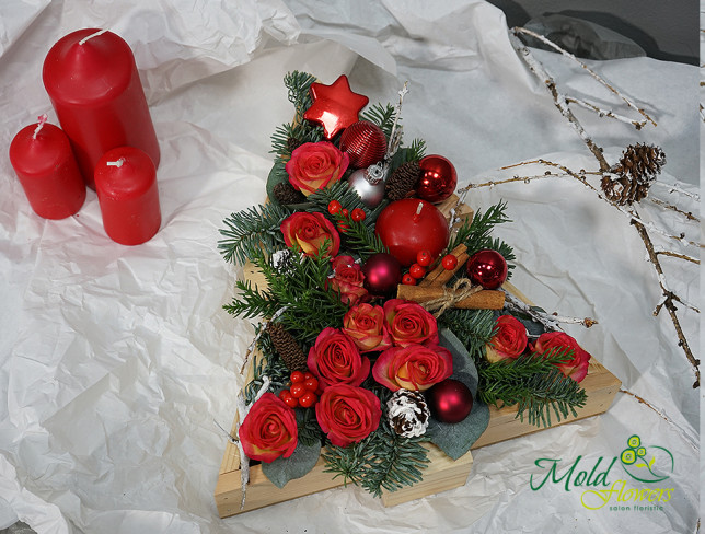 Cutie de Anul Nou cu trandafiri de tufă foto
